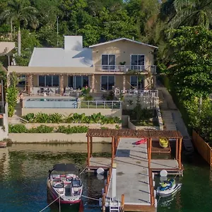 https://casa-sol-y-luna-beautiful-sunrises-and-private-pier.quintano-roohotels.com
